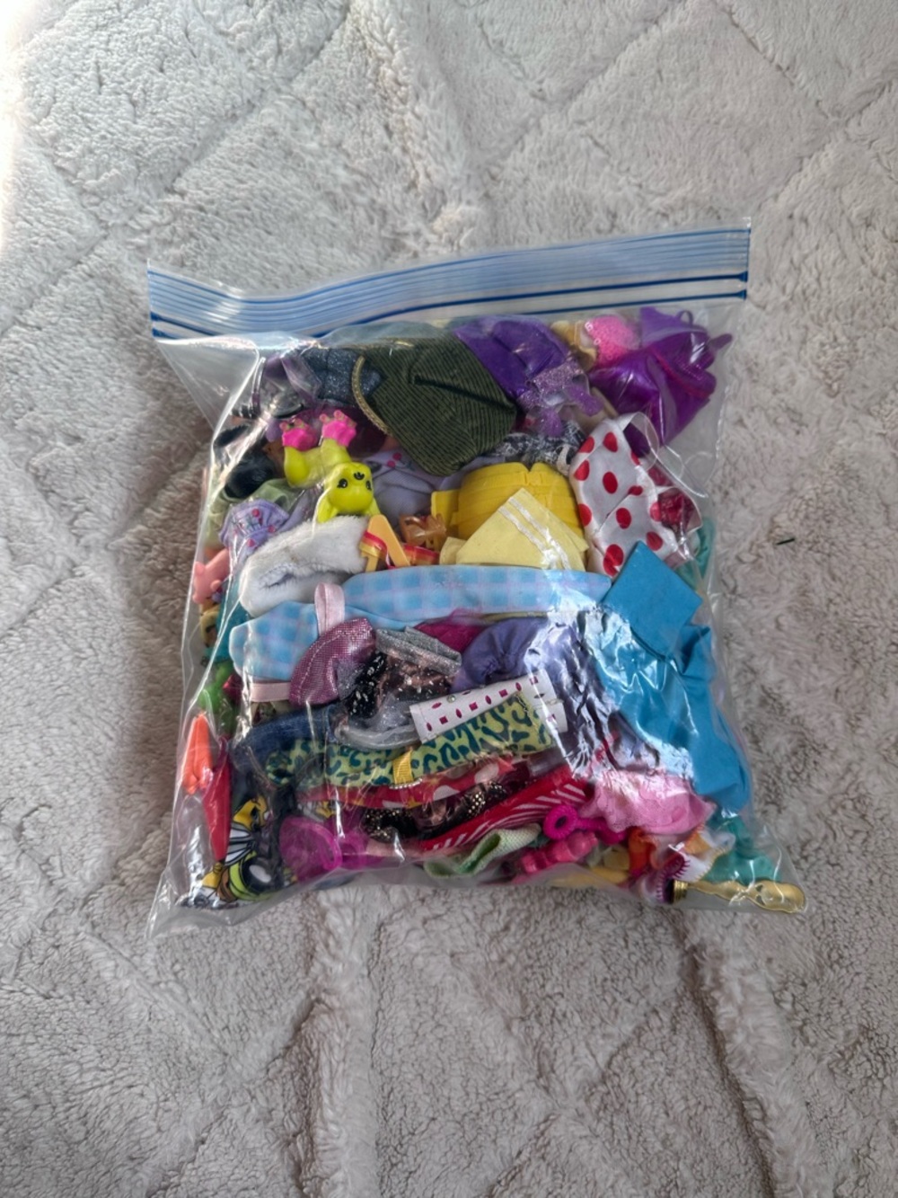 Barbie | Gallon zip Lock Bag Of Barbie & Ken Clothes and accessories - Picture 2 of 4